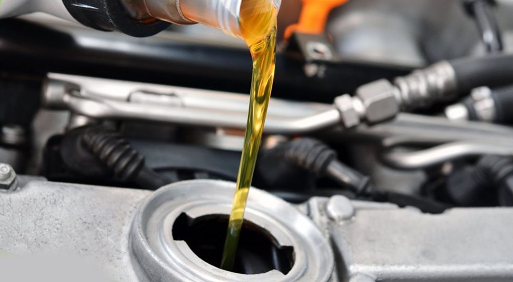 Откачать масло из двс шприцом. Stanley моторное масло. Заливать моторное масло. Моторное масло для машины. Базовые масла для моторных масел.